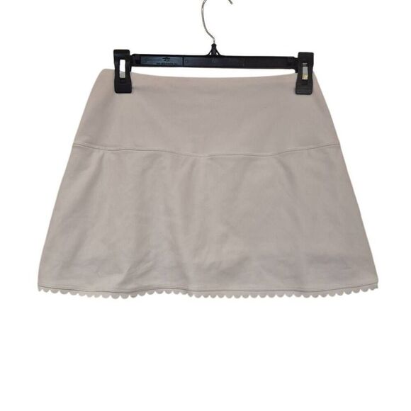 IVL Collective Women's White Nylon/Spandex Mini Scalloped Edge Tennis Skirt Skor - Picture 7 of 7